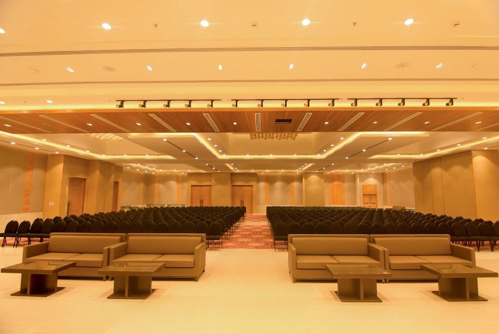 Red Fox By Lemon Tree Hotels, Sector 60, Gurugram Gurgaon Bagian luar foto