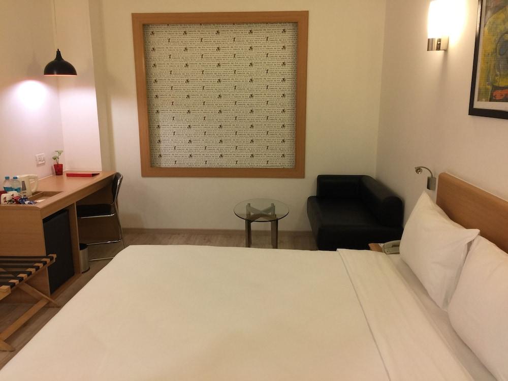 Red Fox By Lemon Tree Hotels, Sector 60, Gurugram Gurgaon Bagian luar foto