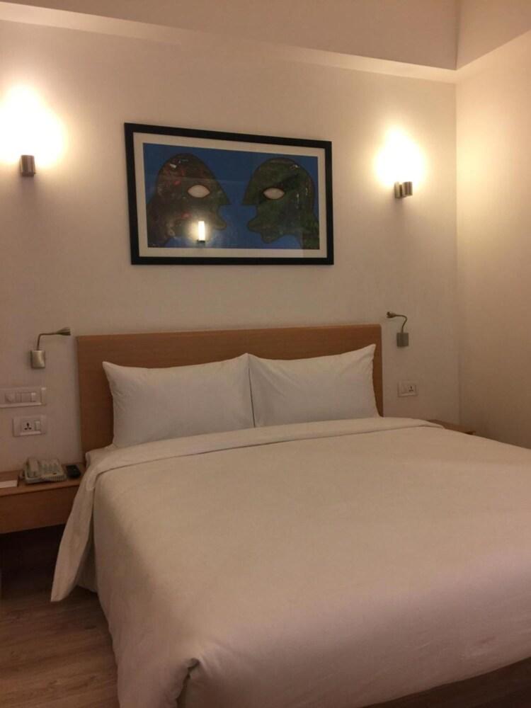 Red Fox By Lemon Tree Hotels, Sector 60, Gurugram Gurgaon Bagian luar foto