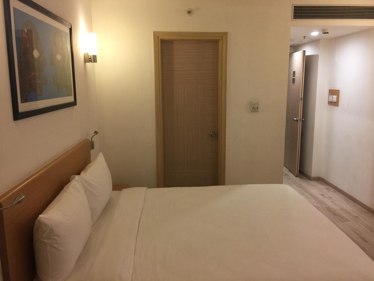 Red Fox By Lemon Tree Hotels, Sector 60, Gurugram Gurgaon Bagian luar foto